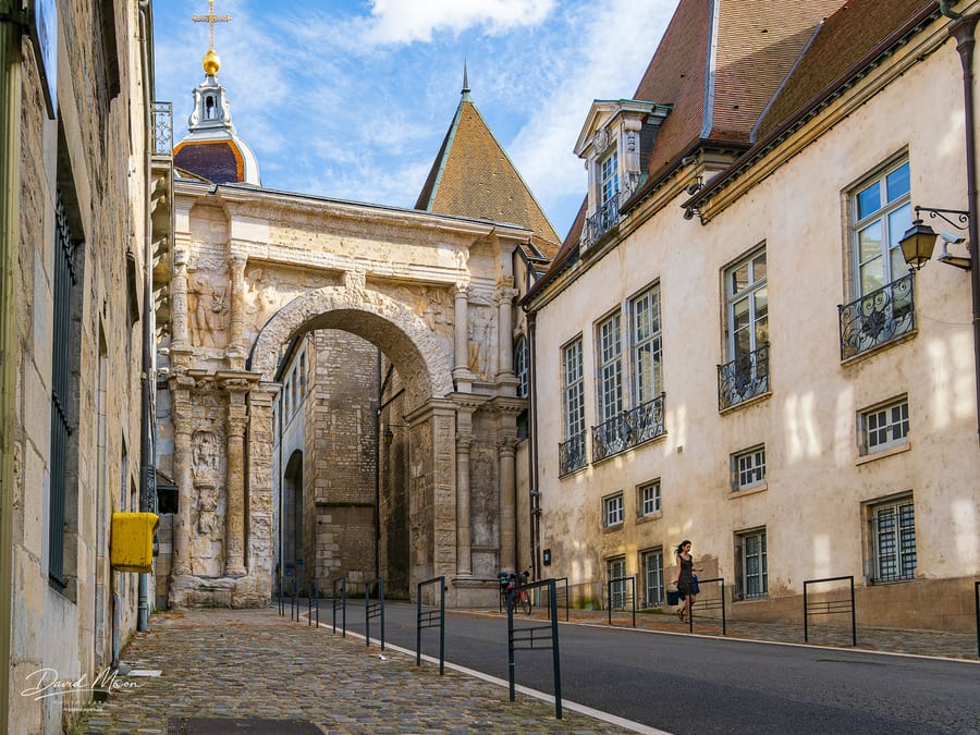 Porte Noire beside Besançon Cathedral