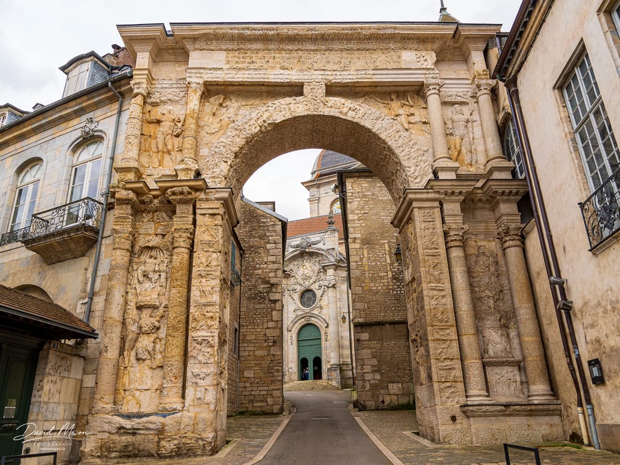 Saint-Jean through Porte Noire