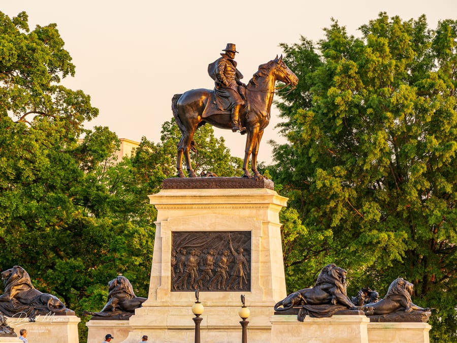 Grant Memorial and Lions